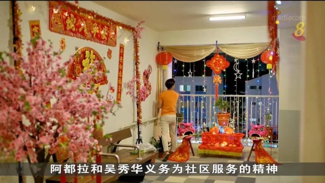 社区义工为邻居张灯结彩 让大家感受浓浓佳节气氛
