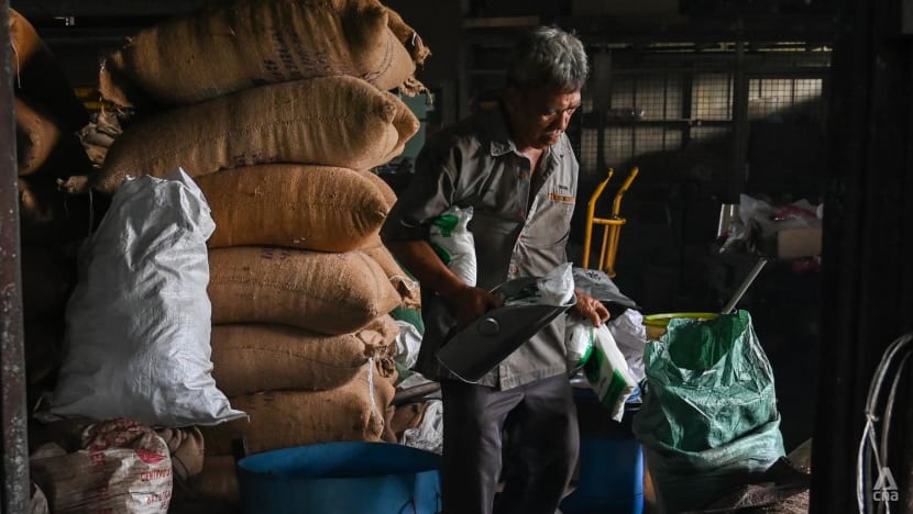 'Sukar pada mulanya': Kilang biji kopi kaedah tradisional di Klang ini masih utuh beroperasi sejak 1959 'Sukar pada mulanya': Kilang biji kopi kaedah tradisional di Klang ini masih utuh beroperasi sejak 1959