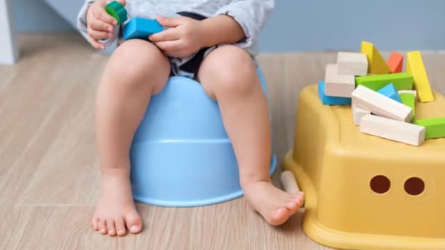 将幼童困暗黑储藏室和桌底 女子被控虐待罪名