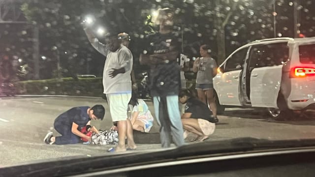 摩托车雨天打滑 六旬骑士送院治疗