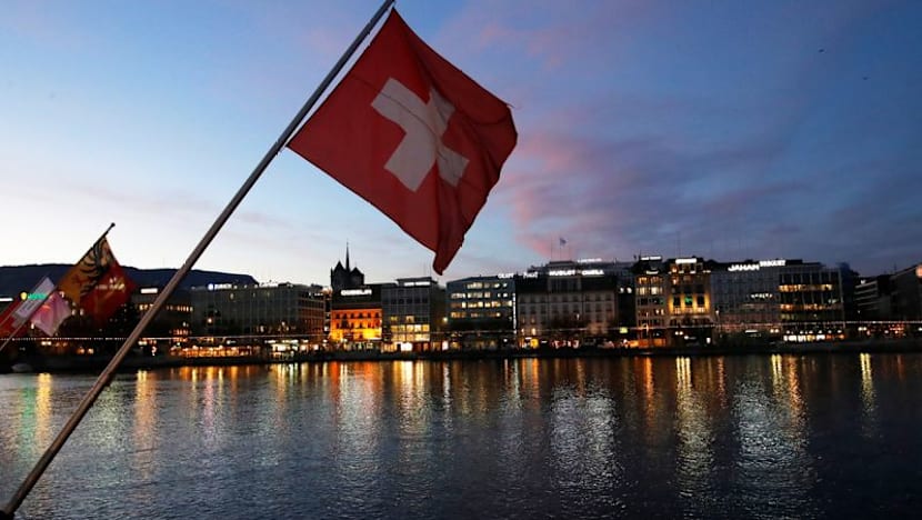 Fewer job offers for junior roles due to AI, Swiss study shows