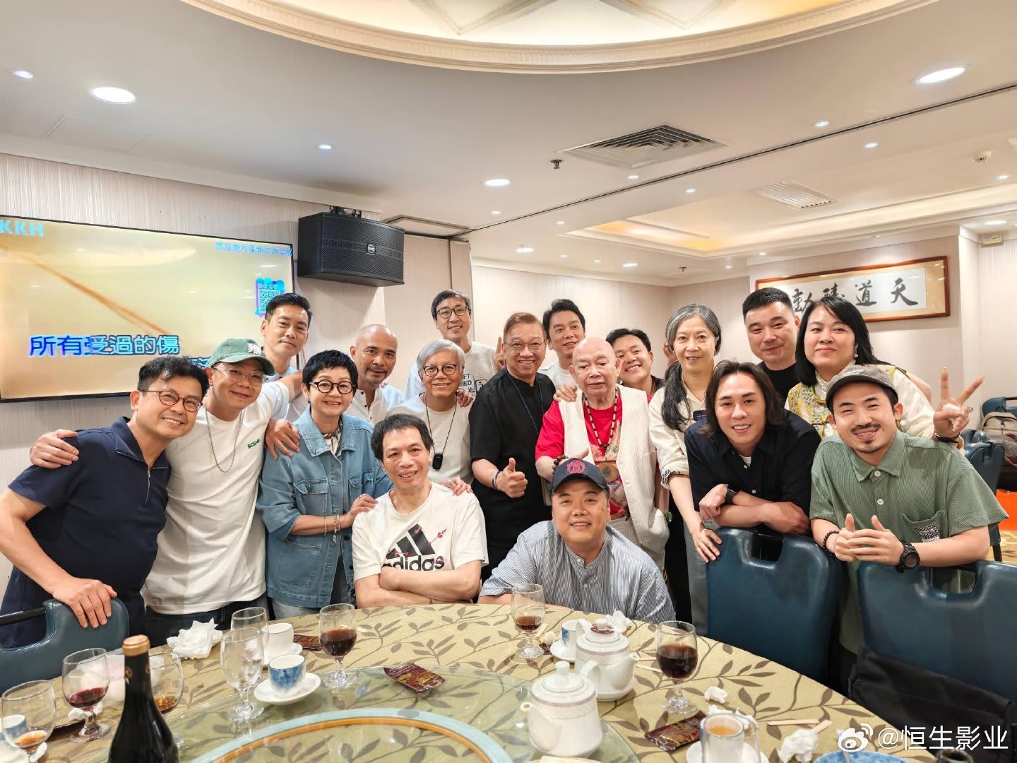 《少林足球》台前幕后重聚,为“大师兄”黄一飞庆84岁生日!周星驰缺席原因曝光 - vibes by 8world