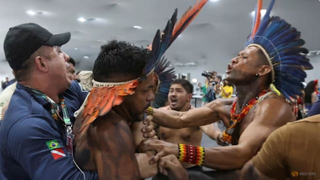 示威者试图闯入联合国气候变化大会会场 同保安人员发生冲突