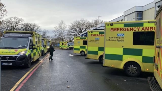 英国流感病例激增挤爆医院 前线人员：堪比冠病高峰期