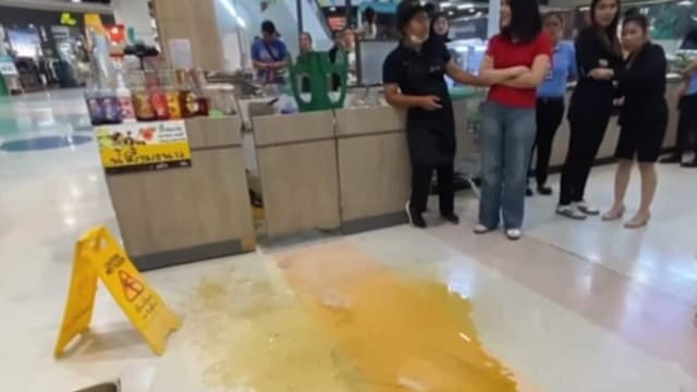 发生争执记恨在心 泰国摊贩向同行泼洒热油