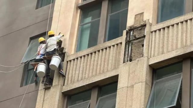 中国19岁兼职外卖员 被脱落装饰砖砸死
