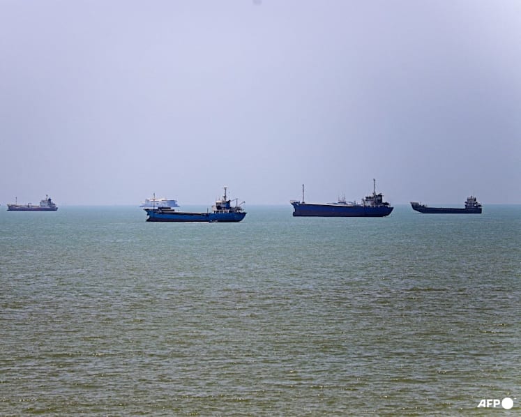 Oil falls as supply starts moving through Strait of Hormuz