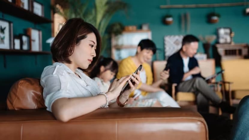 Orang tua dan anak sibuk dengan ponsel, bagaimana cara ciptakan kebersamaan keluarga?