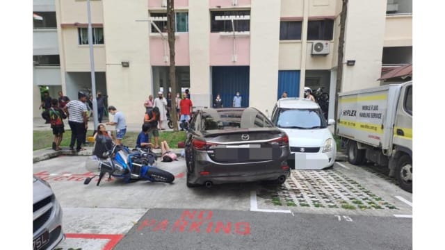 义顺停车场发生恐怖车祸 路人被夹轿车与摩托车间