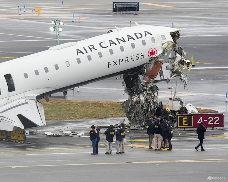 Investigators probe controller as part of investigation into fatal LaGuardia airport collision