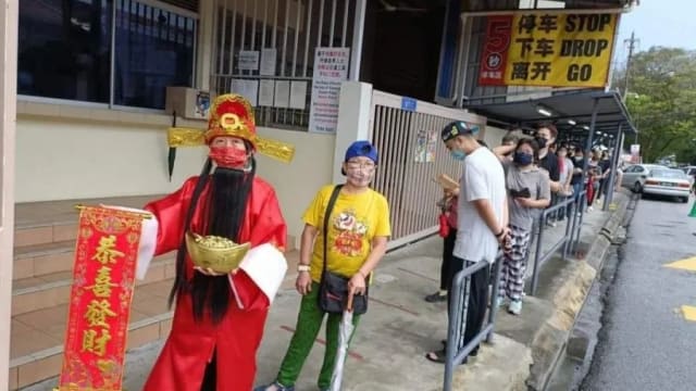 Choy San Yeh扮“财神”投票 一身红彤彤引瞩目