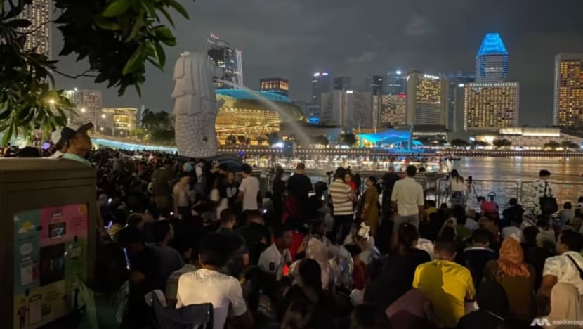 Taman Merlion ditutup kepada orang ramai sedang keadaan makin sesak Taman Merlion ditutup kepada orang ramai sedang keadaan makin sesak