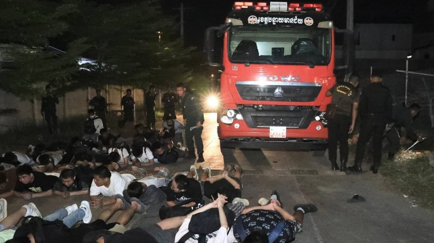 柬埔寨执法部门在边境城市波比（Poipet）一处电信诈骗园区展开大规模的执法行动，逮捕上千名外籍人士，其中绝大多数为中国籍。行动一度出现混乱，军方随后介入支援。 （图：《柬中时报》）