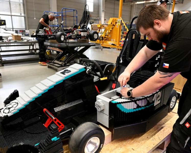 Brick test: F1 drivers to lap British GP circuit in Lego cars