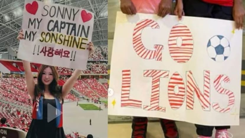 2 kanak-kanak dilarang bawa poster masuk Stadium Negara kerana saiznya dipercayai terlalu besar 2 kanak-kanak dilarang bawa poster masuk Stadium Negara kerana saiznya dipercayai terlalu besar