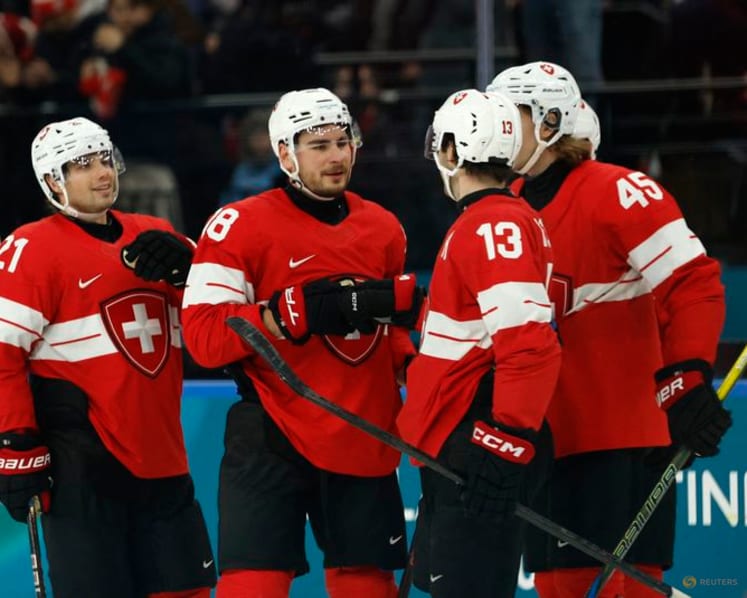 Ice hockey-Canada blank Czech Republic, Switzerland cruise by France in Milan men's openers