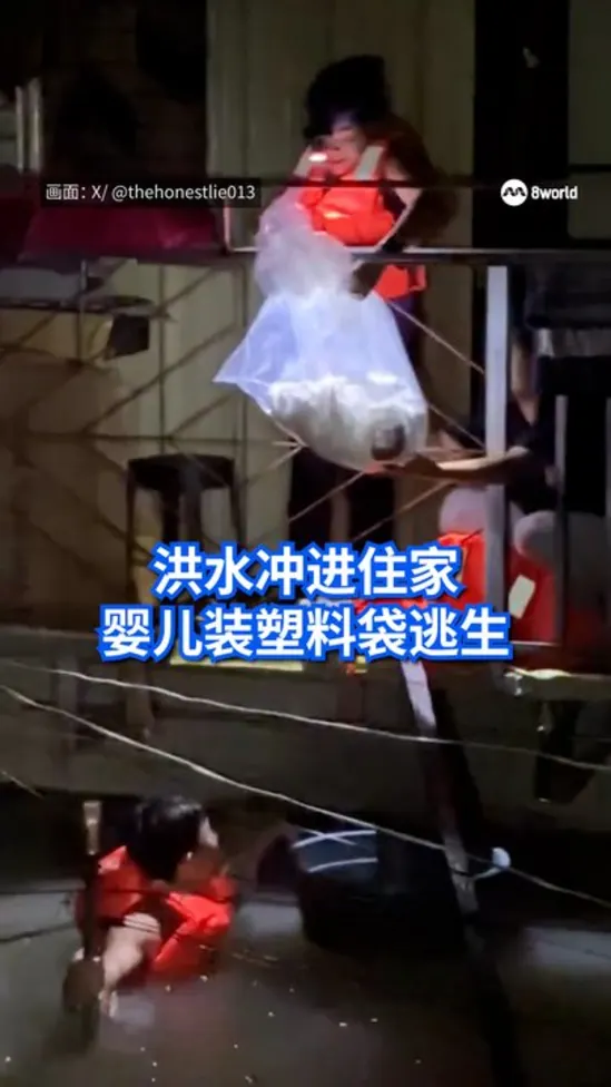 菲律宾洪水淹没住家 婴儿装塑料袋获救
