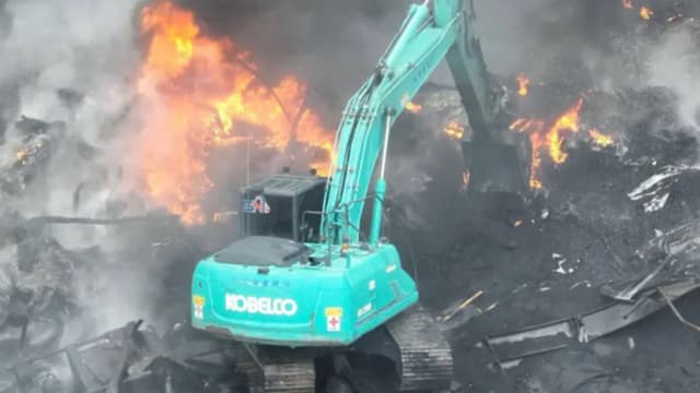 柔佛橡胶厂大火污染持续 停课学校增至七所