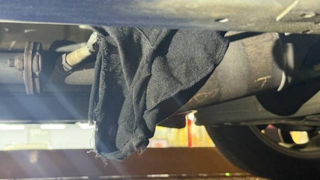 台女阻男友驾车被拖行碾毙 底盘卡衣物及毛发