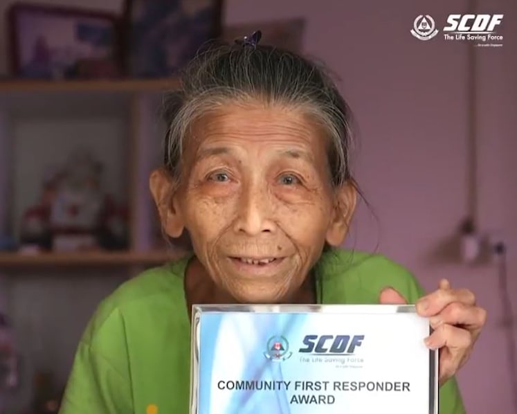81-year-old woman receives SCDF award for helping put out fire at neighbour’s flat