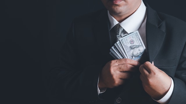 男子误领330倍薪水后辞职不还钱 雇主提告讨回失败