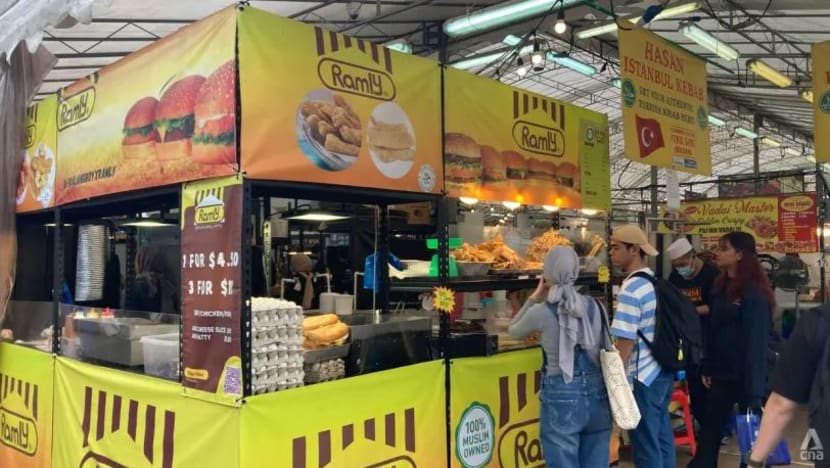 Sewa tinggi, persaingan sengit; peniaga Bazar Geylang Serai terkapai-kapai raih untung Sewa tinggi, persaingan sengit; peniaga Bazar Geylang Serai terkapai-kapai raih untung