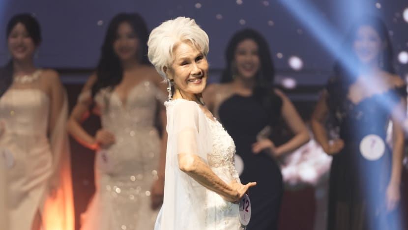 Gagal raih mahkota, finalis Miss Universe Korea umur 80 tahun sabet penghargaan busana terbaik Gagal raih mahkota, finalis Miss Universe Korea umur 80 tahun sabet penghargaan busana terbaik