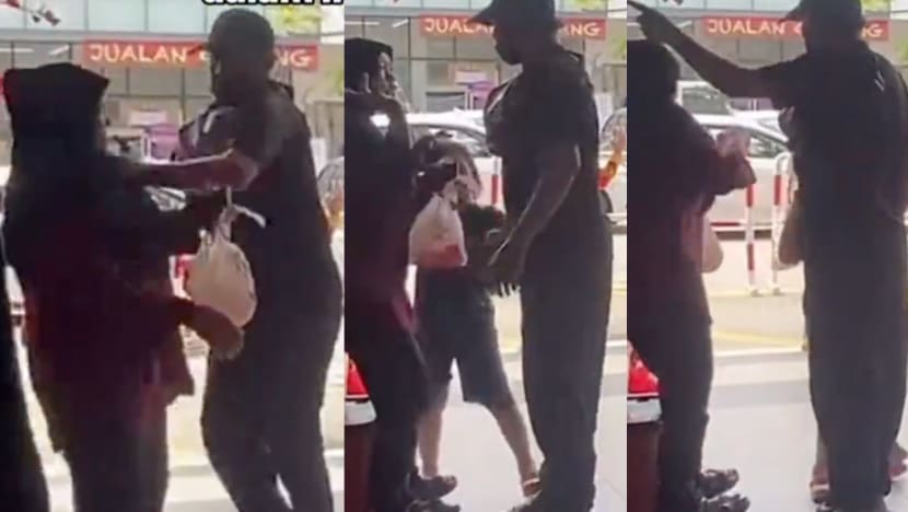 M’sian Man Slaps Wife In Mall ‘Cos She Took Too Long To Buy Chicken Rice M’sian Man Slaps Wife In Mall ‘Cos She Took Too Long To Buy Chicken Rice