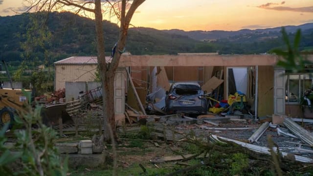 法国西部村庄遭龙卷风吹袭 造成41人伤