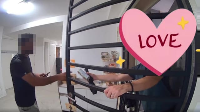 雨伞被顺走屋主发视频曝光 送货员归还道歉获原谅