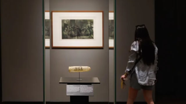 荷兰国家博物馆展出200年前绘有情色画作保险套