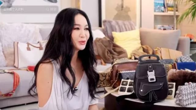 送名牌包给助理　温碧霞：送人也开心！