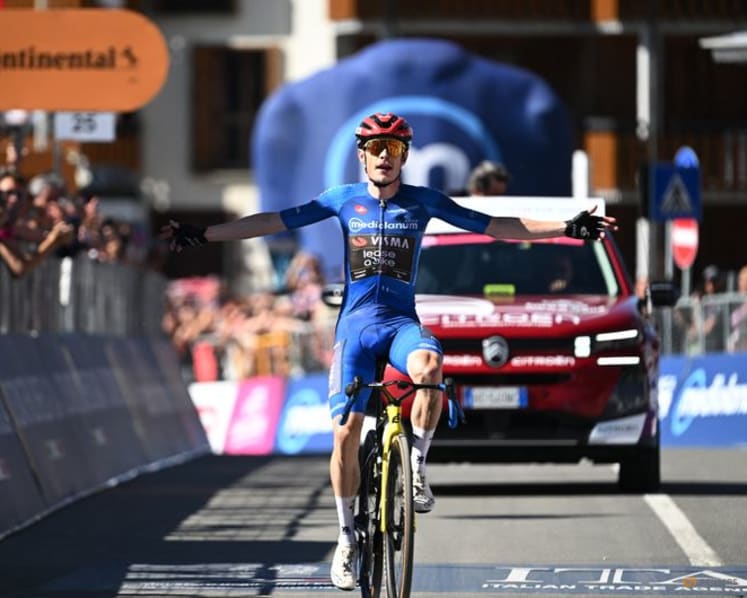 Vingegaard in the pink after climbing to third Giro stage win
