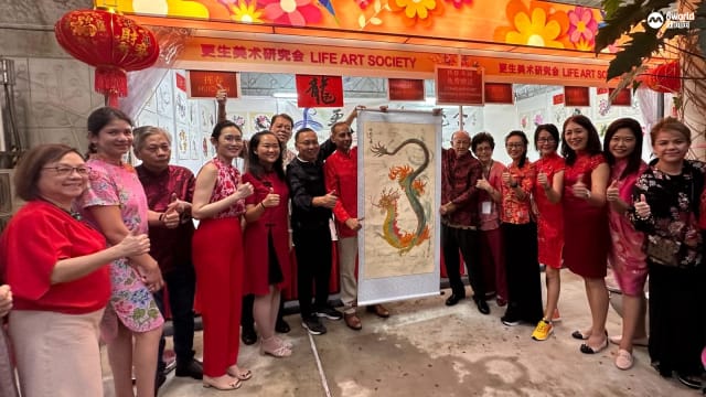 30名更生书画家进行大型马拉松接力挥春