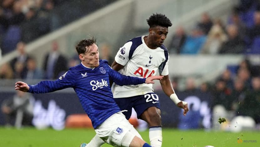 Van de Ven double lifts Tottenham to victory at Everton