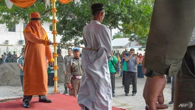 6 lelaki dirotan di khalayak ramai di Aceh kerana berjudi 6 lelaki dirotan di khalayak ramai di Aceh kerana berjudi