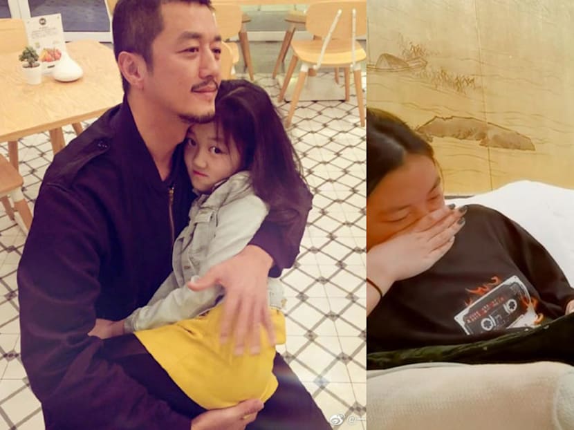 Li Yapeng Kisses 15-Year-Old Daughter&rsquo;s Thigh During Live Stream; Netizens Call It &ldquo;Disgusting&rdquo; & Inappropriate