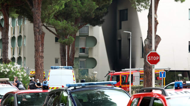 犹太教堂外两汽车遭纵火引发爆炸 法国一警员受伤