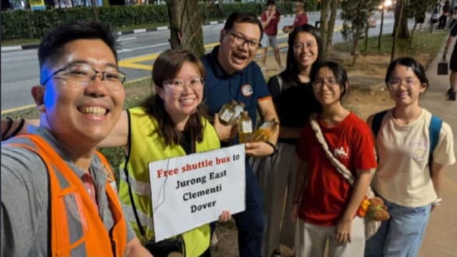 前线追踪 |  列车停驶  他日夜疏导人流  靠公众打气补能量