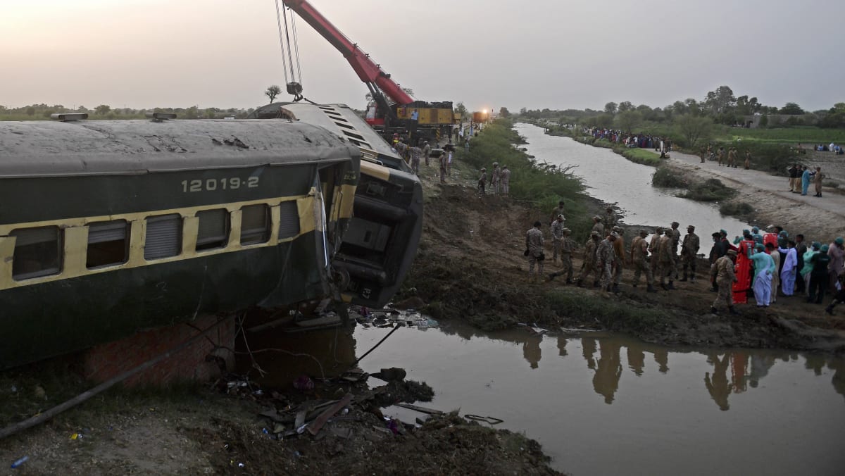 Kereta api tergelincir di Pakistan: Angka korban meningkat kepada 30 ...