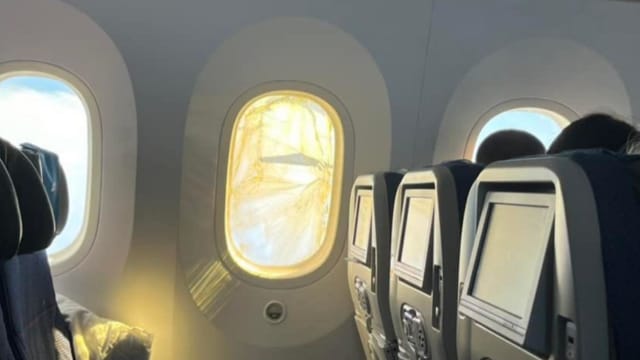 波兰航空客机窗户飞行中突破裂 乘客吓坏狂吼