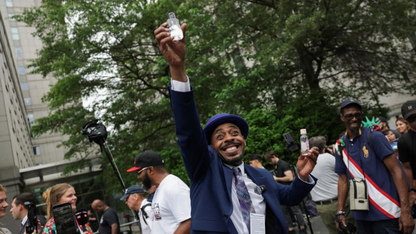 Pendukung P. Diddy siram-siraman baby oil di depan pengadilan, rayakan vonis bebas