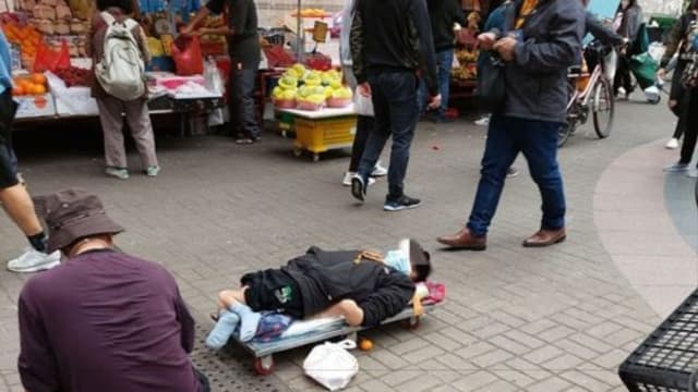 香港“肌萎男”街头行乞 民众揭发离谱一幕