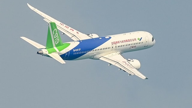 中国C919客机执飞首次国际商业航班