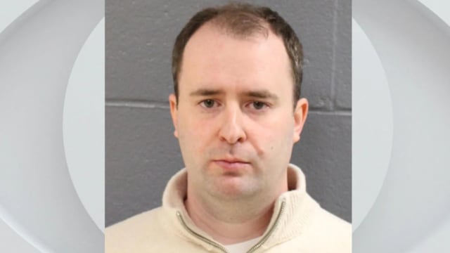 美国飞机师涉嫌性侵儿童被捕 开庭前开枪自轰