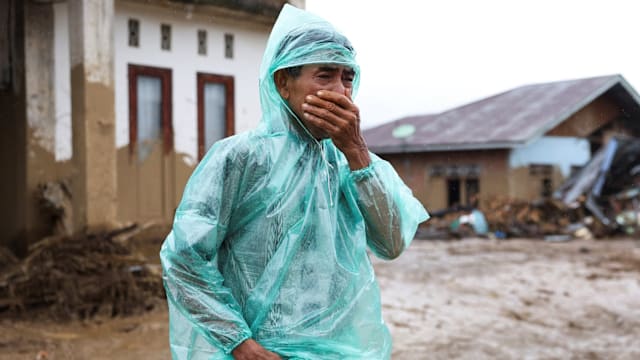 印尼洪灾中与妻失联 丈夫拿照片到处寻妻