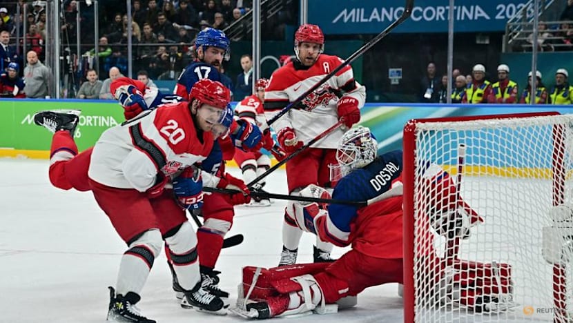 Ice hockey-Czech Republic down Denmark to set up Canada meeting in quarters
