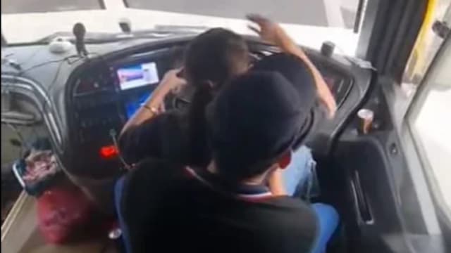 让女子坐大腿上开巴士 马国当局已对胡搞司机展开调查