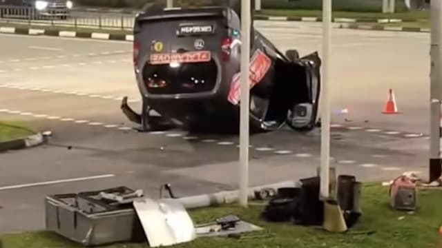 一辆货车疑打滑“倒立”路上 三人送院治疗