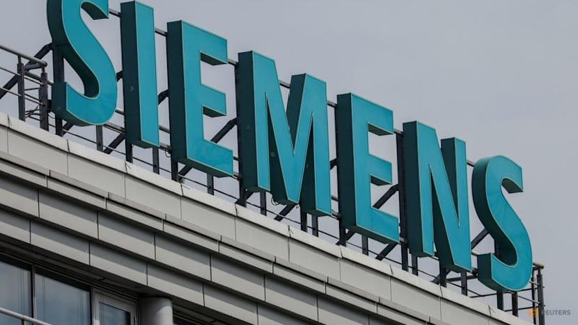 Siemens shares fall on earnings concerns despite sales outlook hike 